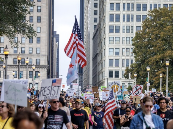 Des manifestants d�non�ant la politique de Donald Trump ont notamment d�fil� � Chicago. En tout, plus de 2700 rassemblements �taient pr�vus dans tout le pays.