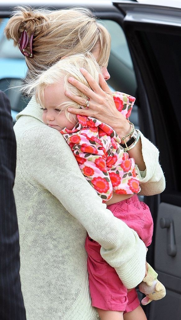 ROTHLEY, UNITED KINGDOM - SEPTEMBER 09: Kate McCann arrives home with her daughter Amelie on September 9, 2007 in Rothley, England. The McCann family have returned from Portugal after local police que ...