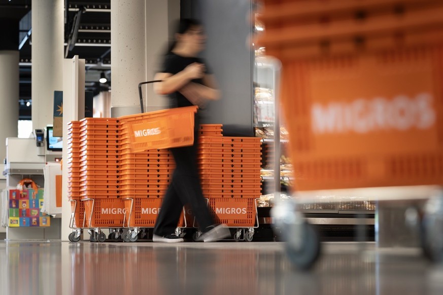 Orangen Migros Einkaufskoerbe stehen bereit beim Eingang der Migros Appenzell, fotografiert am Mittwoch 23. Juli 2025 im Appenzell. (KEYSTONE/Gaetan Bally)