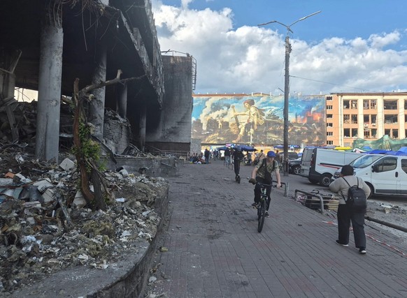 L'entrée du centre commercial Kvatrat, à Kiev, détruit par une attaque russe le 24 mai 2026.
