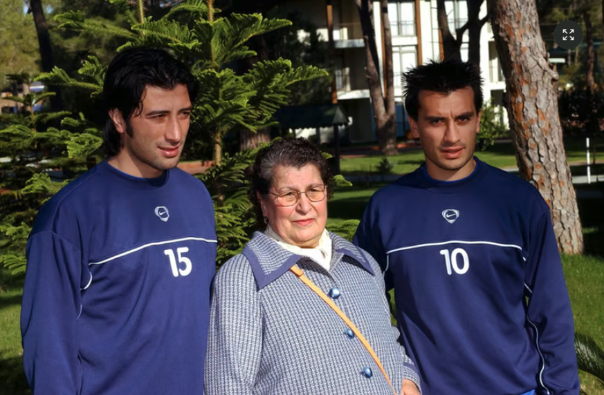 Emine Yakin, décédée en novembre 2023, avec ses fils Murat (à gauche) et Hakan en 2003 au camp d'entraînement du FC Bâle en Turquie.