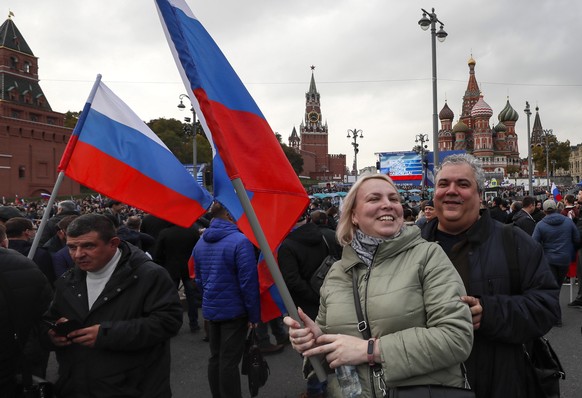 epa10216394 Russians celebrate after a ceremony to sign treaties on new territories&#039; accession to Russia in downtown of Moscow, Russia, 30 September 2022. President Putin has declared there are f ...