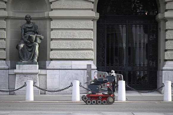 Ein Bombenentschaerfungsroboter im Polizeieinsatz beim abgesperrten Bundesplatz in Bern, aufgenommen am Dienstag, 13. September 2022. Aufgrund eigenes verdaechtigen Gegenstandes wurde das Gebiet um da ...