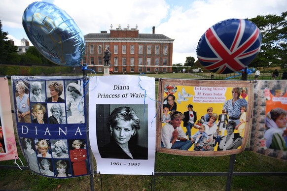 epa10149519 Tributes to late princess Diana are placed outside Kensington Palace, the former home of Princess Diana in London, Britain, 31 August 2022. Well-wishers have been leaving tributes to Princ ...