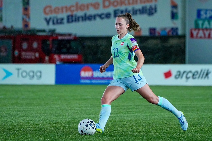 La capitaine de la Nati, Lia Wälti, joue aussi bien du gauche que du droit.