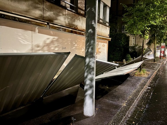 pallissade d'un chantier implenia écroulée sur un trottoir au centre de Lausanne jeudi soir 16 juillet.