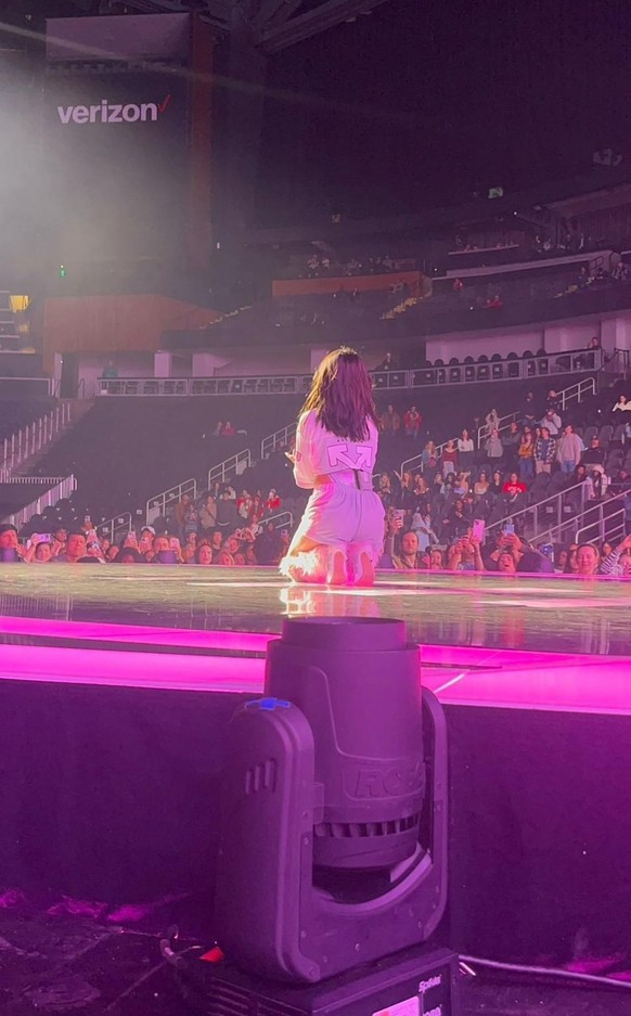 Camila Cabello donne un concert dans une salle vide