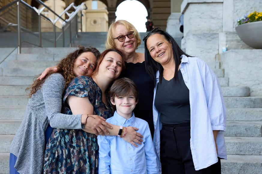 Unis: Elisabeth Meister avec ses trois filles Anouk (à gauche), Léa (au centre) et Michelle (à droite) et son petit-fils Armel.