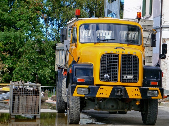 Malgré 26 morts depuis 2011, le Conseil fédéral refuse d’imposer des systèmes d’alerte angle mort aux anciens camions, invoquant coûts et fiabilité.