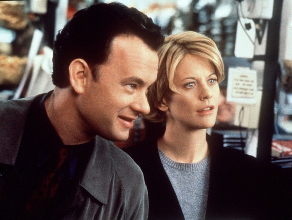 Die Darsteller Tom Hanks, links, und Meg Ryan als Joe und Kathleen in einer Szene des Films &#039;E-Mail fuer Dich&#039;. Beruflich sind die beiden Konkurrenten, als E-Mail-Partner kommen sie sich abe ...