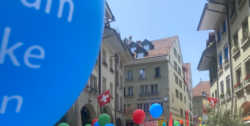 Les ballons colorés de la Mad Pride ont traversé Berne.