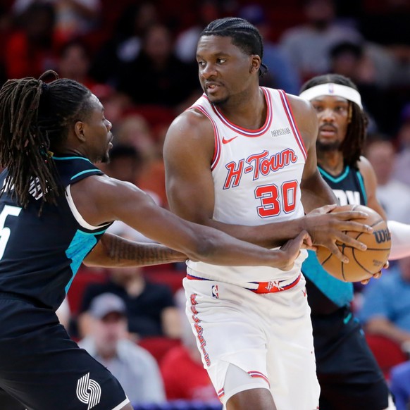 Clint Capela (30) et les Rockets ont battu Portland vendredi