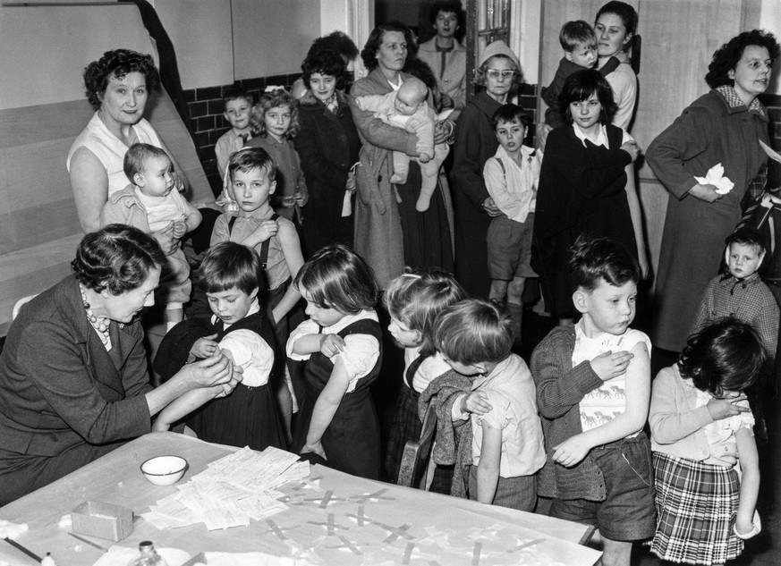 Eine Impfaktion gegen Pocken in einem Schulhaus in London, Grossbritannien, aufgenommen am 26. Januar 1962. (KEYSTONE/Str)