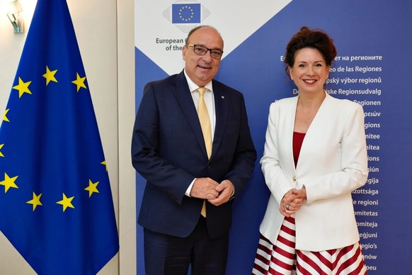 Markus Dieth, membre du Conseil d'État d'Argovie et président de la Conférence des gouvernements cantonaux, en compagnie de Kata Tüttö, présidente du Comité des régions de l'union europ ...