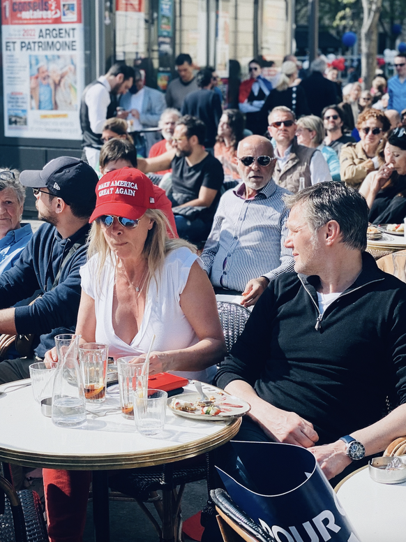 Sur la terrasse du Café du Trocadéro, des fans d'autres politiciens se sont joints à la lutte des pro-Zemmour.