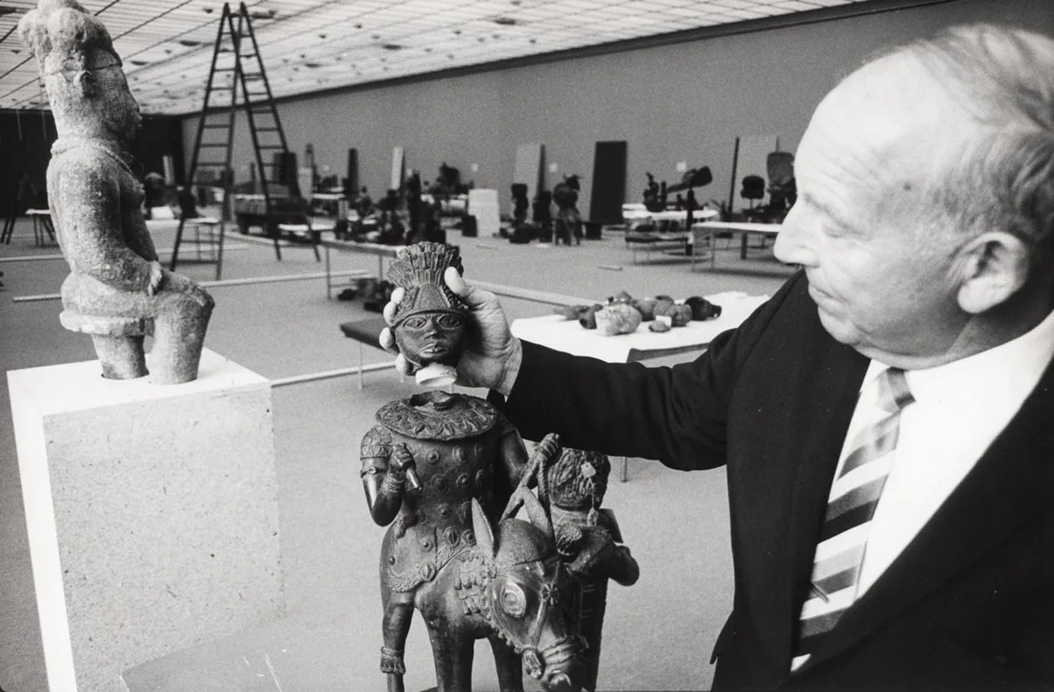 R. Wehrli, directeur du Kunsthaus Zürich, place la tête prêtée par le British Museum sur le cavalier.
