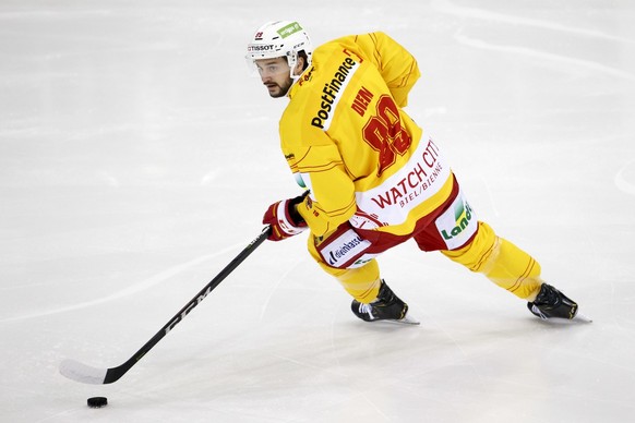 Biel&#039;s center Dominik Diem controls the puck, during a National League regular season game of the Swiss Championship between Geneve-Servette HC and EHC Biel-Bienne, at the ice stadium Les Vernets ...