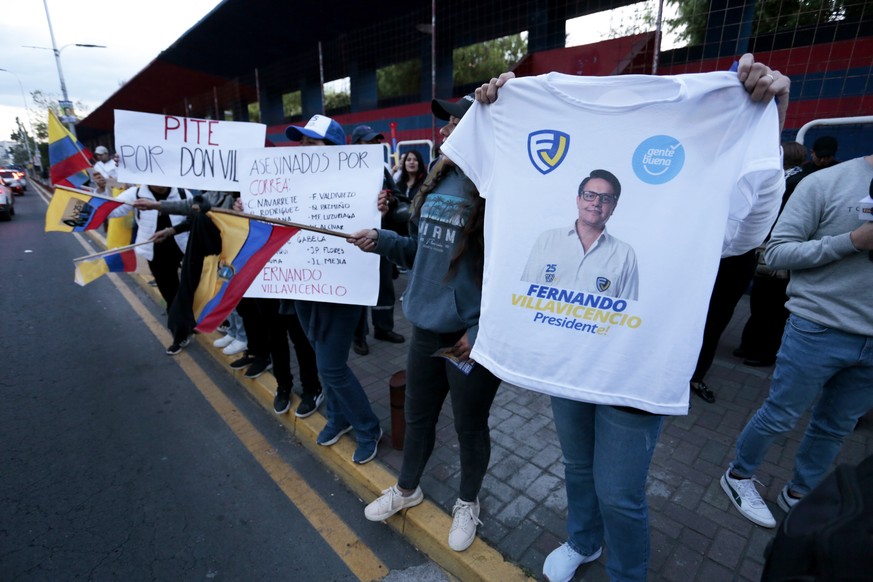 Des partisans du candidat tué, Fernando Villavicencio, proclamant qu'il sera à jamais un «président éternel».