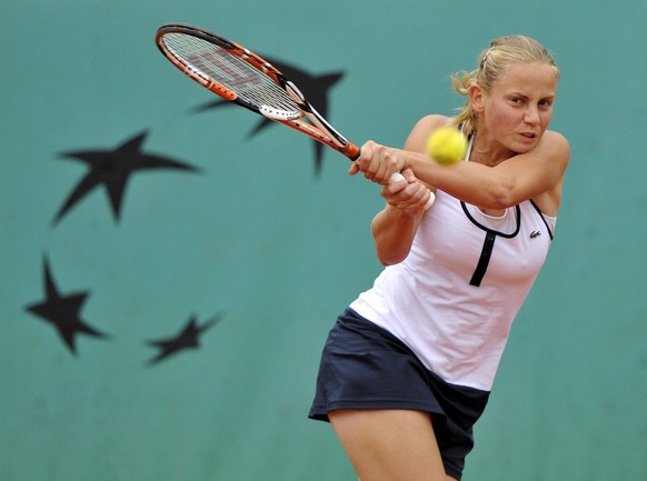 epa01744800 Jelena Dokic of Australia returns to Elena Dementieva of Russia during their second round match for the French Open tennis tournament at Roland Garros in Paris, France, 28 May 2009. EPA/HO ...