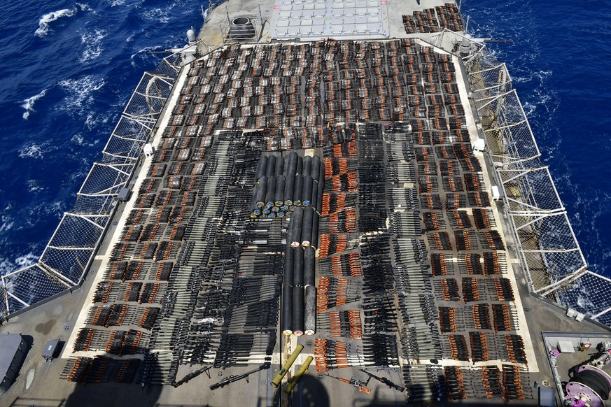 Des milliers d'armes disposées sur le pont arrière du navire américain USS Monterey.