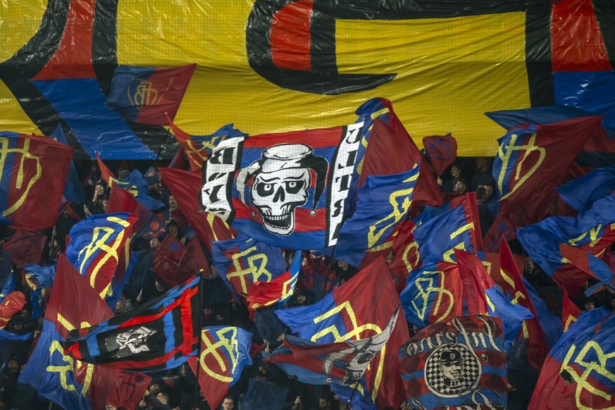 Die Fans in der Muttenzer Kurve begruesen die Spieler vor dem Fussball Meisterschaftsspiel der Super League zwischen dem FC Basel 1893 und dem FC Winterthur im Stadion St. Jakob-Park in Basel, am Sams ...