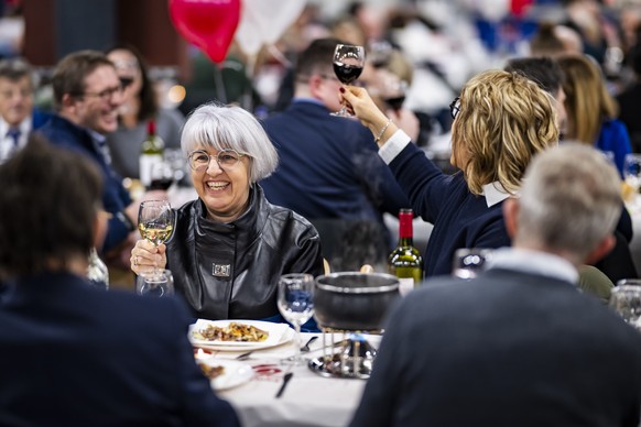 La Conseillere federale Elisabeth Baume-Schneider, mange et fete au Forum de l'Arc pendant le repas du grand banquet lors des festivites marquant le changement de canton de la ville de Moutier le ...