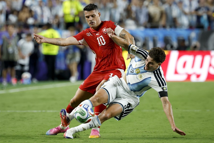 Xhaka a-t-il encore un avenir avec la Nati? Débat pour/contre