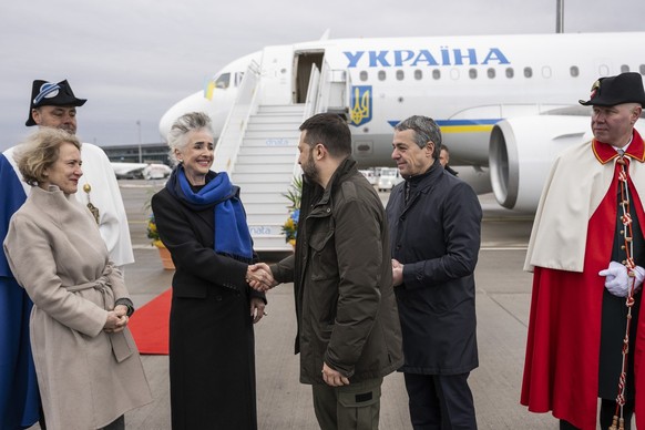 Volodymyr Zelenskyy, President of Ukraine, center, is welcomed after disembarking by Corine Mauch, Mayor of Zurich, left, Carmen Walker Spaeh, member of the government of the Canton of Zurich, 2nd lef ...