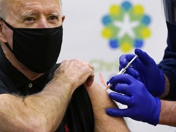 Biden a annoncé jeudi qu'il se ferait injecter une troisième dose de vaccin.