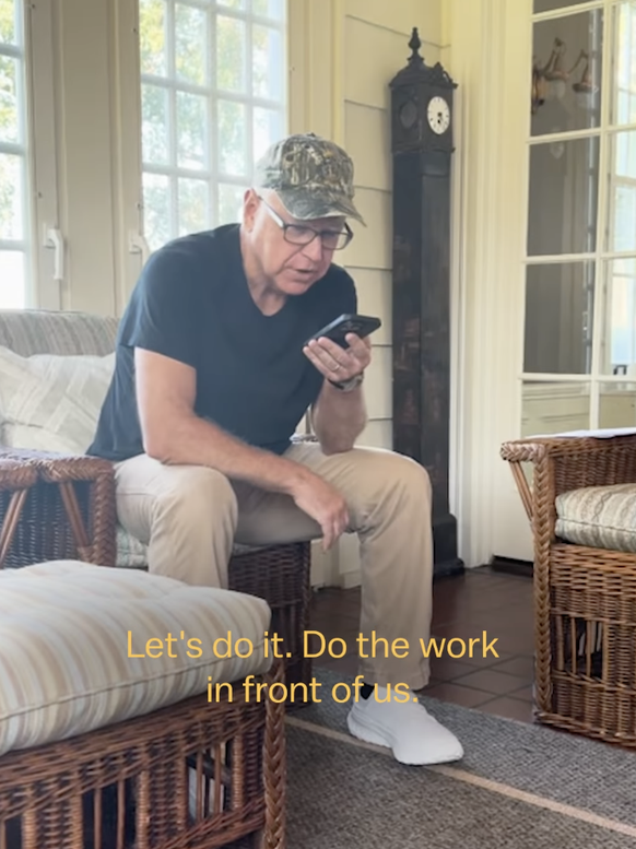 Walz au téléphone avec Harris.