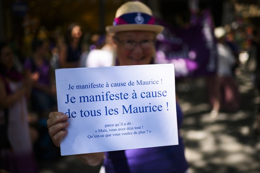 Une femme manifeste avec une pancarte sur la place Saint-Francois (Sainte-Francoise) avant le depart du grand cortege lors de la Greve feministe le mercredi 14 juin 2023 a Lausanne. (KEYSTONE/Jean-Chr ...