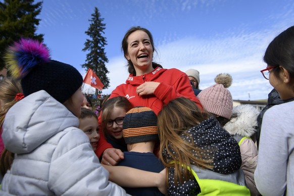 La championne olympique de ski slopestyle et gagnante de la medaille de bronze olympique de ski big air Mathilde Gremaud est accueillie par ses jeunes supporters, juste avant une reception organisee e ...