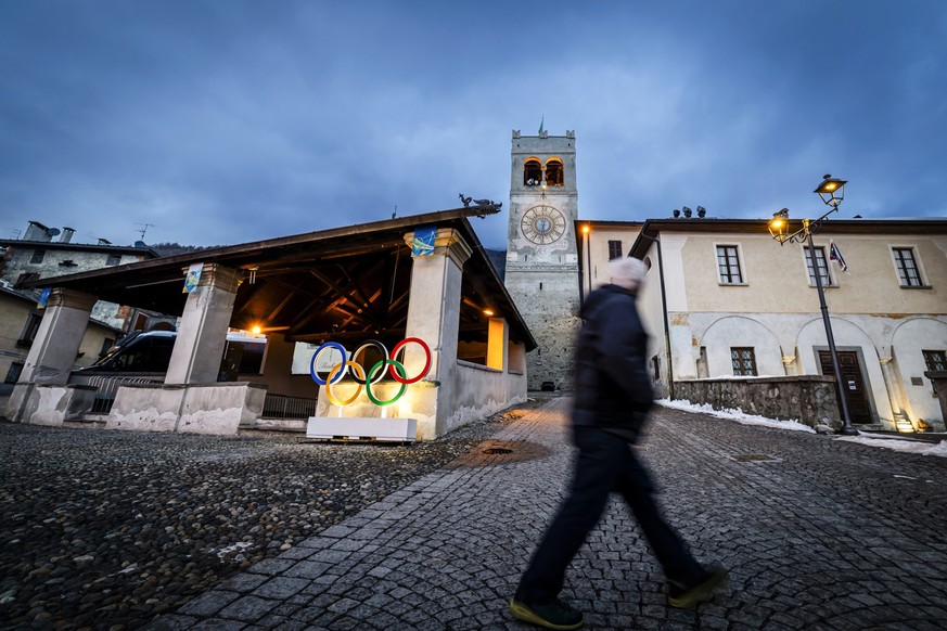A man walks past the Olympic rings in the center of Bormio during the 2026 Olympic Winter Games in Bormio, Italy, on Thursday, February 5, 2026. (KEYSTONE/Michael Buholzer)....