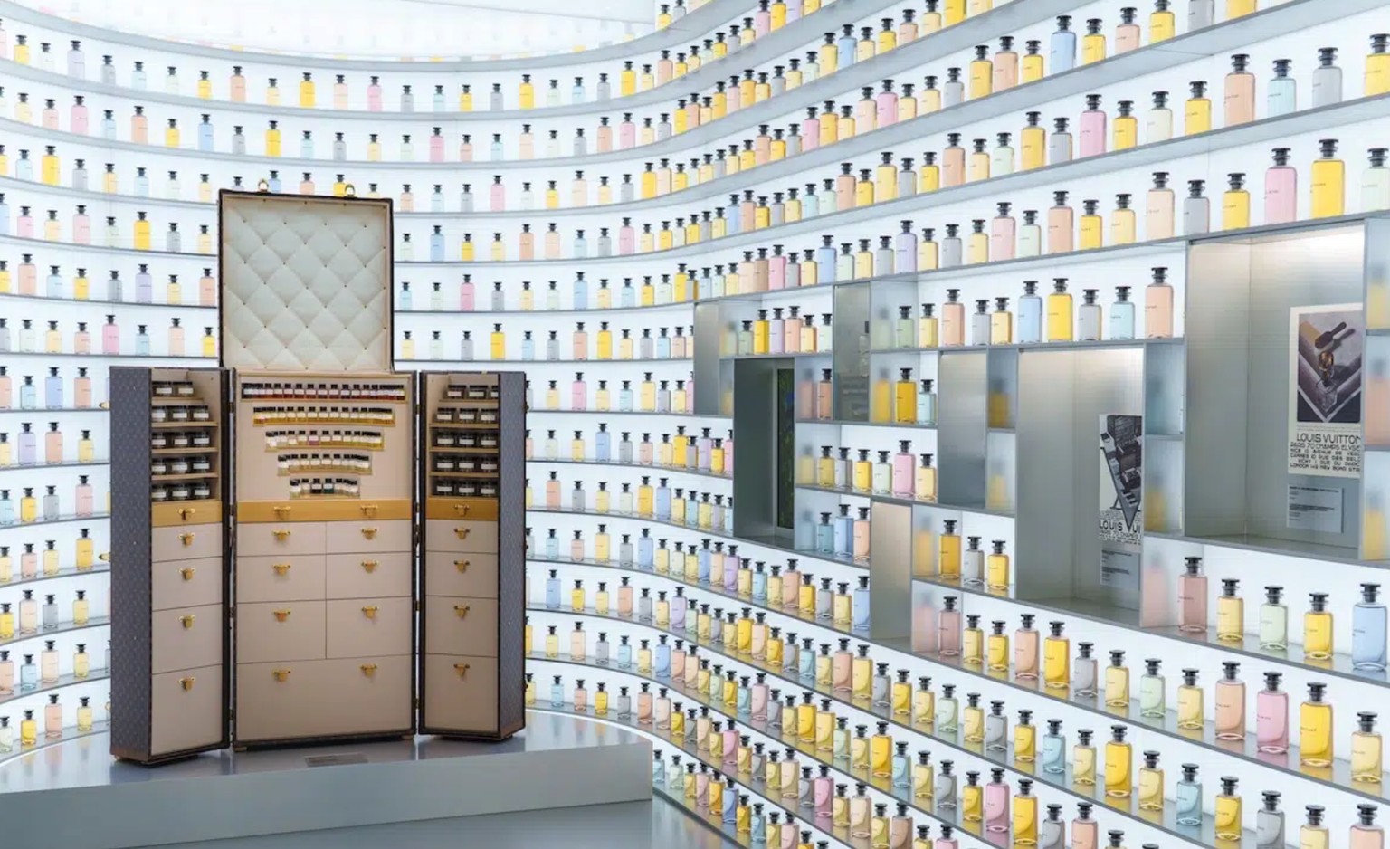 Le Louis Shanghai est un concept-shop en forme de bateau créé par Louis Vuitton dans la ville de Shanghai, en Chine.
