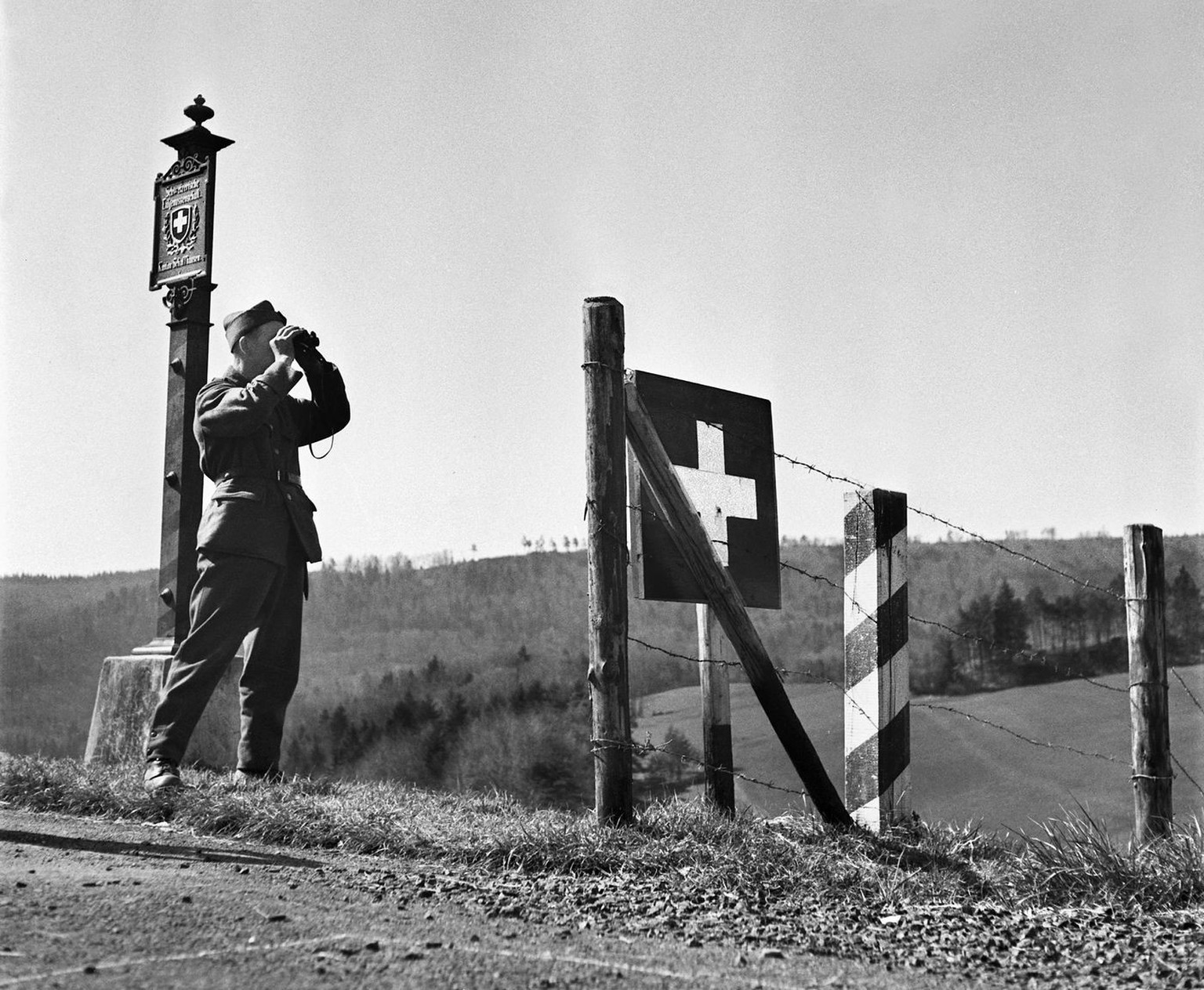 A soldier of the Swiss Armed Forces guards the Swiss border near Bargen in the Canton of Schaffhausen, Switzerland, on April 22, 1945. (KEYSTONE/PHOTOPRESS-ARCHIV/Walter Studer)

Ein Soldat der Schwei ...