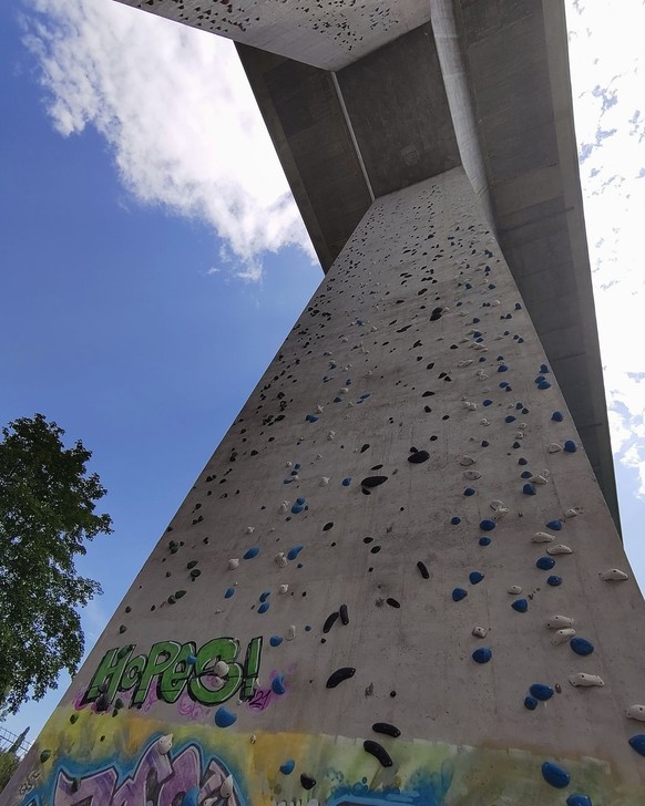 Les grimpeurs pourront dès samedi escalader deux piliers du viaduc de Felsenau, équipés de 14 voies.