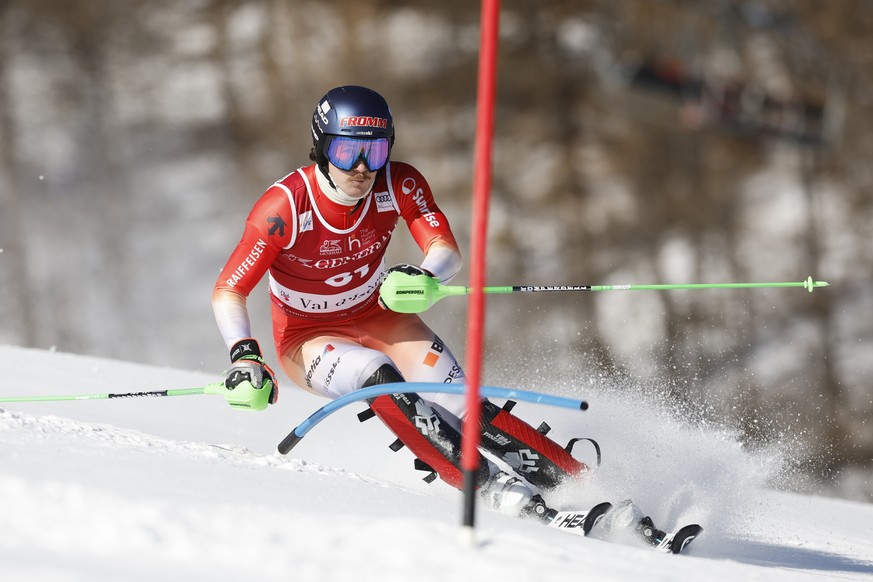 epa12591069 Matthias Iten of Switzerland in action during the 1st run of the Men's Slalom race at the FIS Alpine Skiing World Cup in Val d'Isere, France, 14 December 2025. EPA/SEBASTIEN NOGI ...