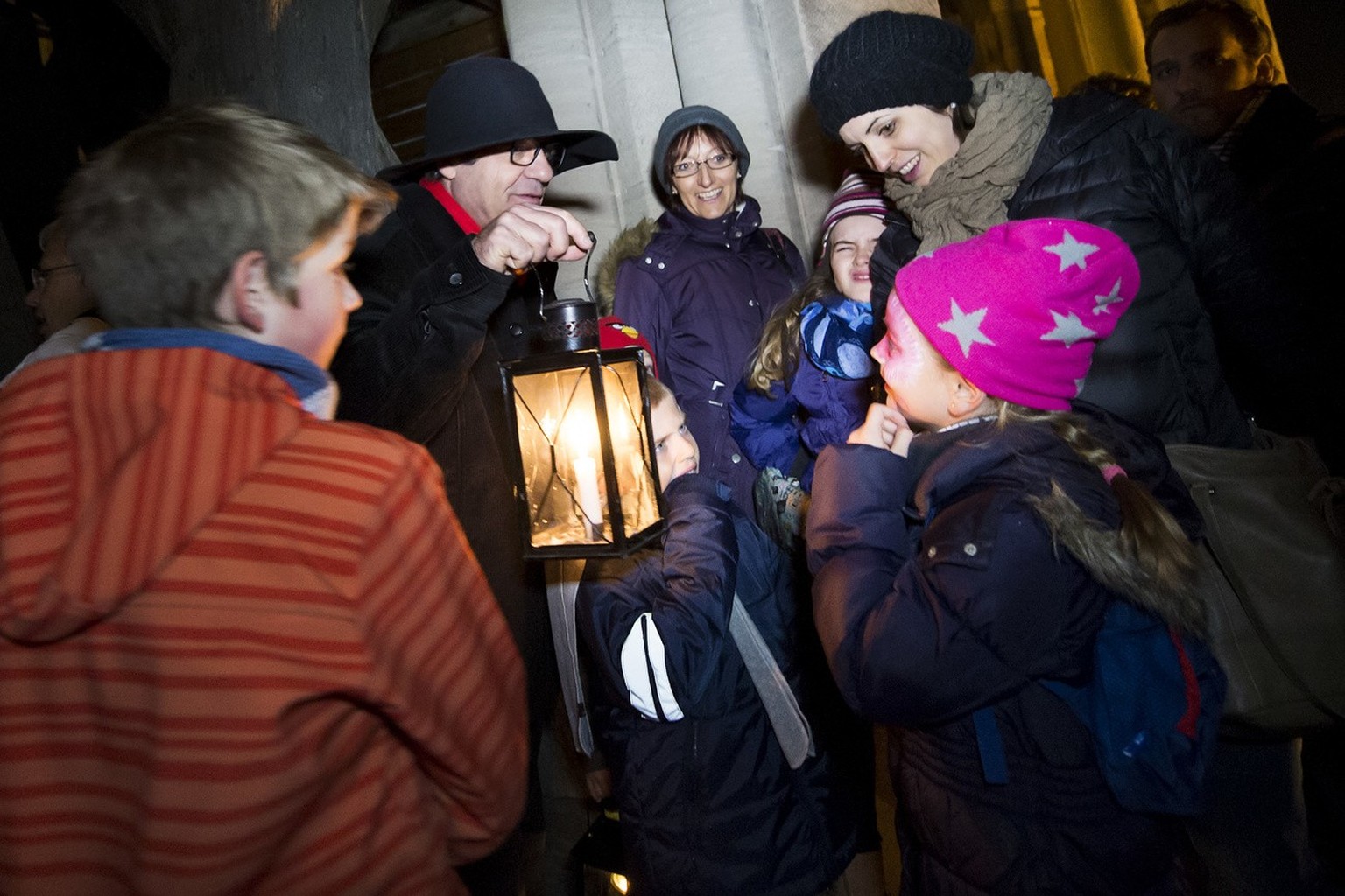 Des enfants et des parents rencontrent Renato Haeusler, le guet de la Cathedrale de Lausanne lors d&#039;une visite guidee par Floriane Nickles, animatrice de &quot;J&#039;explore ma ville&quot; ce sa ...