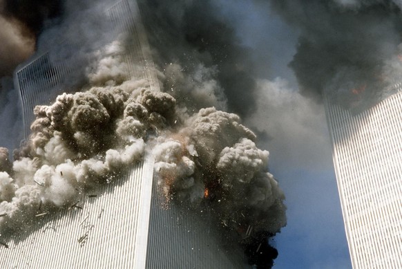 La tour sud du World Trade Center, à gauche, commence à s&#039;effondrer après une attaque terroriste contre les bâtiments emblématiques à New York, aux États-Unis, le mardi 11 septembre 2001.