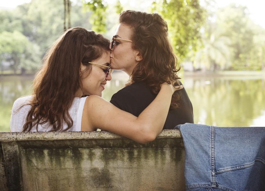 Lesbienne couple marche des fiertés pride month gay lesbian lgbtq mois