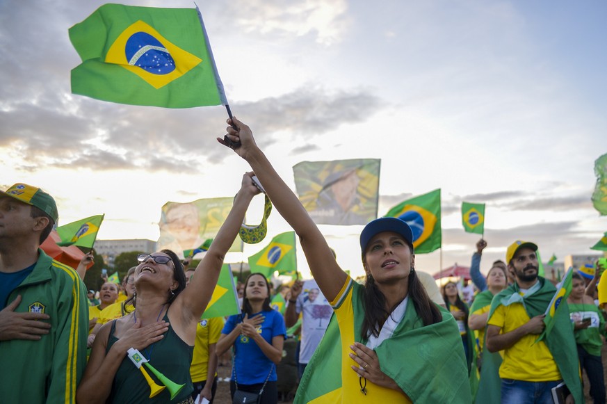 Les partisans de Jair Bolsonaro brandissent des drapeaux du Brésil, malgré la défaite de ce dernier face à Lula.