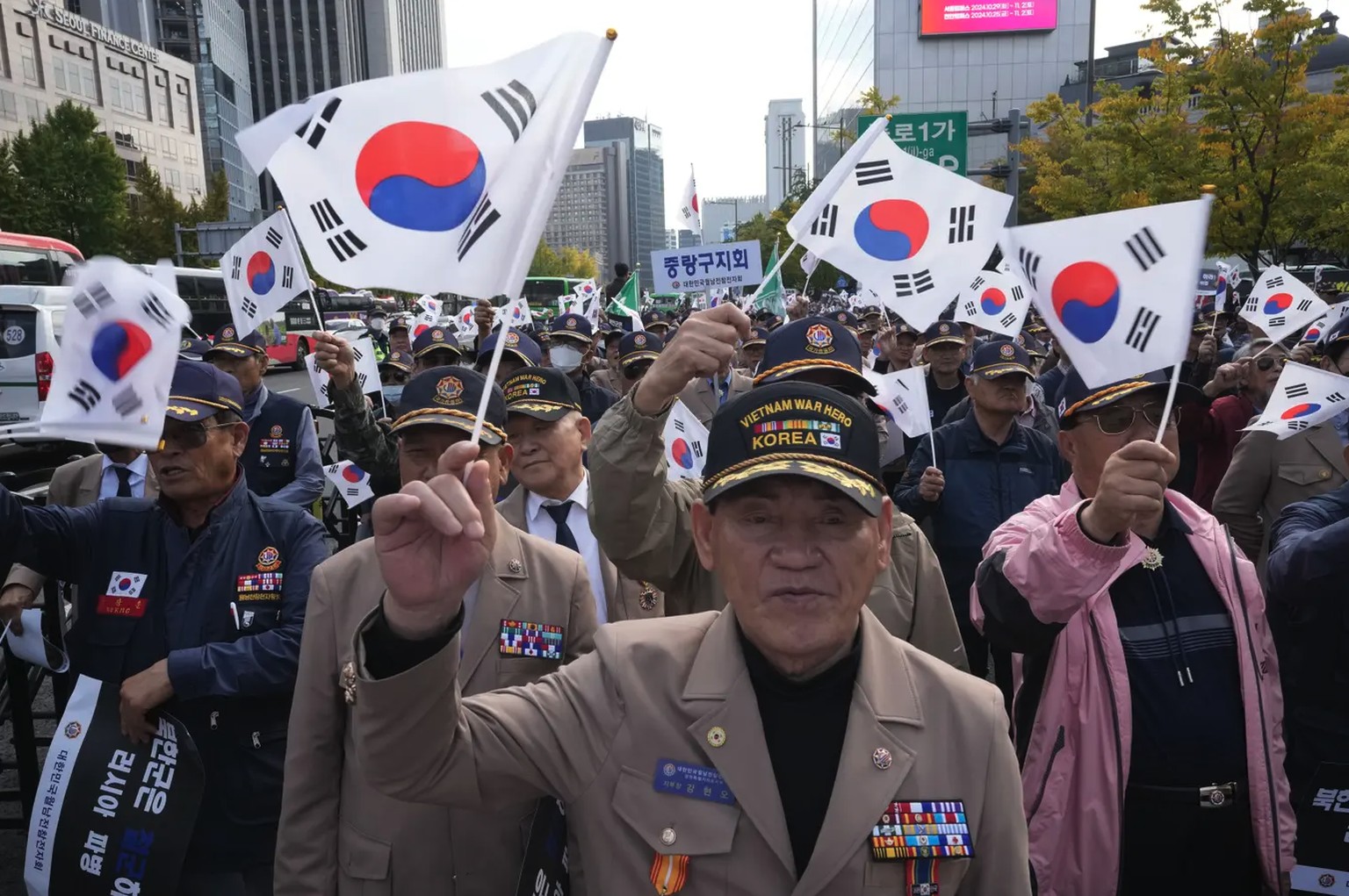 Des membres de l&#039;Association des anciens combattants de la guerre de Corée du Sud ont manifesté lundi à Séoul contre le stationnement de soldats nord-coréens en Russie.
