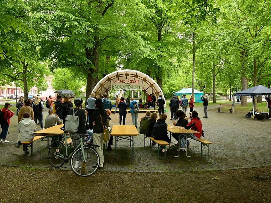 Des activistes climatiques ont installé près de l&#039;université un petit village de tentes avec une scène où ils organisent des manifestations.