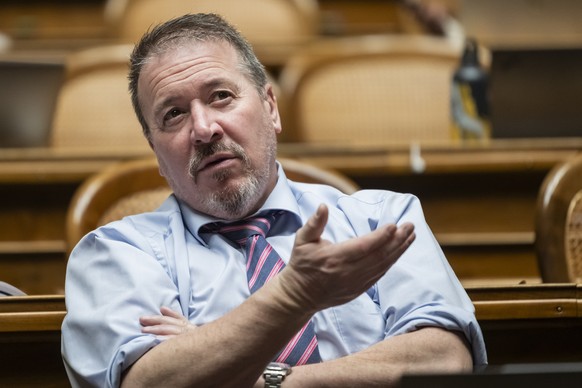 Walter Gartmann, SVP-SG, diskutiert mit einem Fraktionskollegen, an der Fruehjahrssession der Eidgenoessischen Raete, am Donnerstag, 14. Maerz 2024 im Nationalrat in Bern. (KEYSTONE/Alessandro della V ...