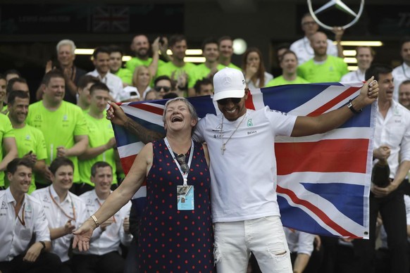 Le pilote Mercedes Lewis Hamilton, de Grande-Bretagne, célèbre avec sa mère Carmen Larbalestier dans la voie des stands après la course automobile du Grand Prix de Formule 1 du Mexique sur le circuit  ...