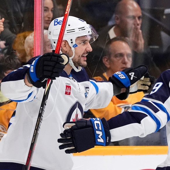 Nino Niederreiter (à gauche) a signé un doublé face aux Predators