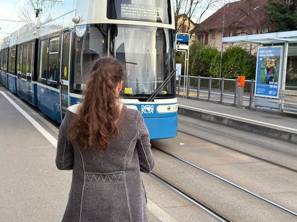 IV-Serie, Amélie bezieht mit 28 Jahren eine IV-Rente.