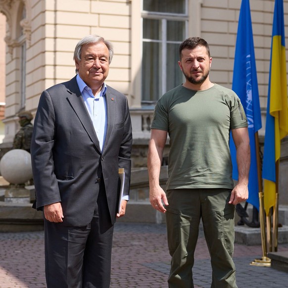 epa10127454 A handout photo made available by the Ukrainian Presidential Press Service shows Ukrainian President Volodymyr Zelensky (R) welcoming UN Secretary-General Antonio Guterres (L) in Lviv, Ukraine, 18 July 2022. Zelensky welcomed Turkish President Erdogan and UN Secretary-General Guterres for talks on improving the grain initiative and the situation around the Zaporizhzhia nuclear power plant.  EPA/UKRAINIAN PRESIDENTIAL PRESS SERVICE HANDOUT -- MANDATORY CREDIT: UKRAINIAN PRESIDENTIAL PRESS SERVICE -- HANDOUT EDITORIAL USE ONLY/NO SALES