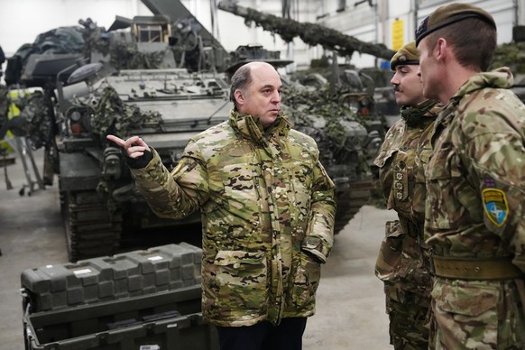 Le ministre britannique de la Défence, Ben Wallace (à gauche), s'entretient avec des soldats en janvier 2023.
