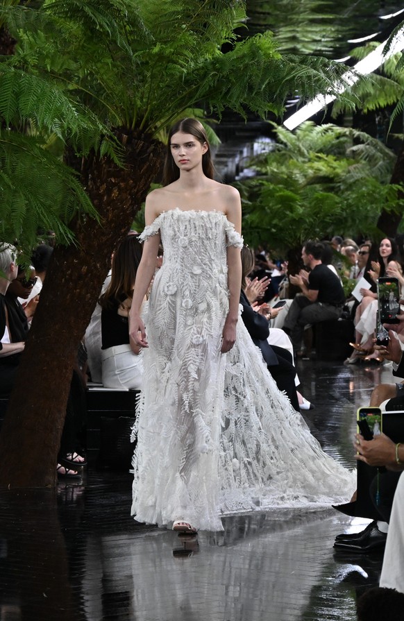 A model wears a creation as part of the Christian Dior Haute Couture Fall/Winter 2026-2027 Women's collection presented in Paris, Monday, July 6, 2026. (AP Photo/Emma Da Silva)
France Fashion Chr ...
